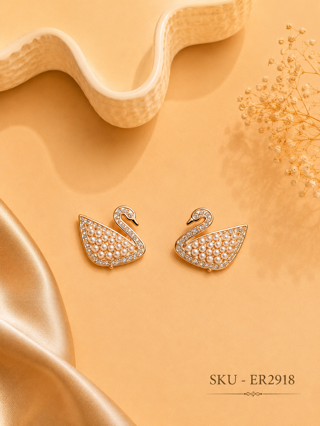 Swan Studs earrings✨